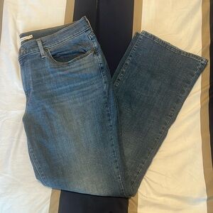 EUC women’s Levi’s bootcut jeans. Size 16